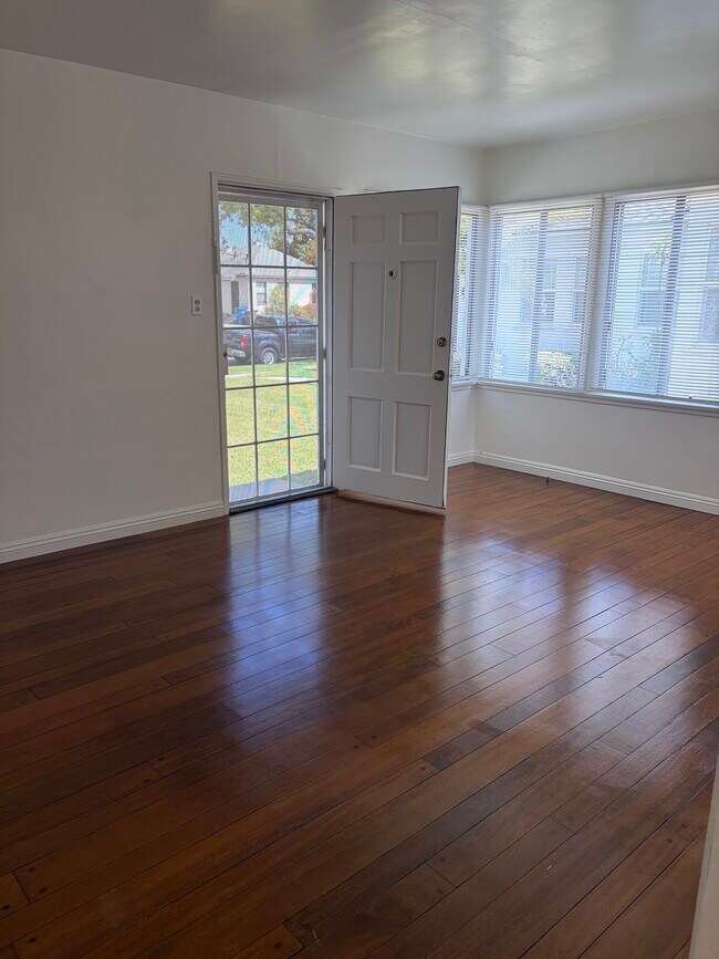Foto del edificio - 2383 Belmont Ave