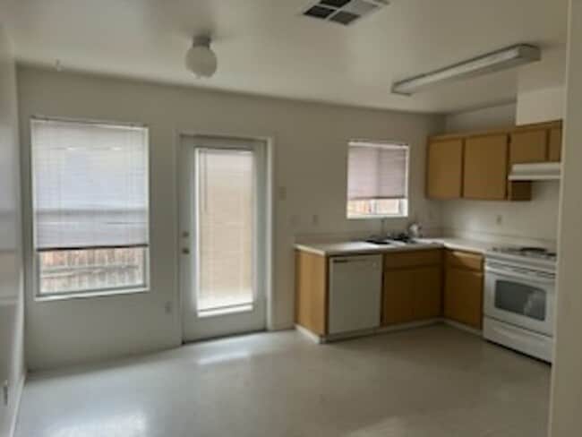 Building Photo - 6902 Valleyview Dr