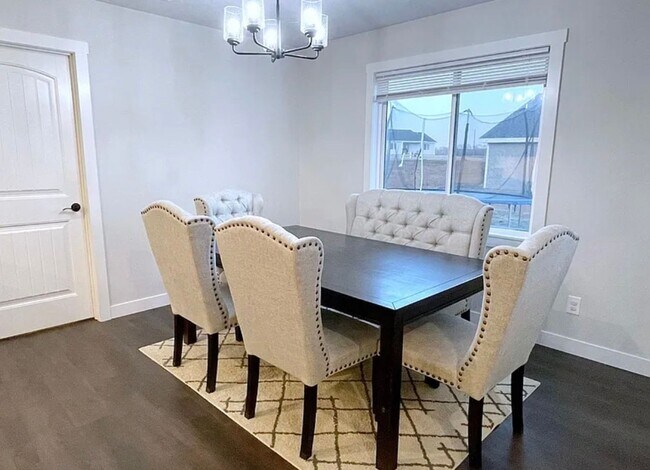 Foto del edificio - 3-Car Garage + Spacious Yard + Stainless Appliances + Fireplace + Near NEW Oliver Brown Elementary