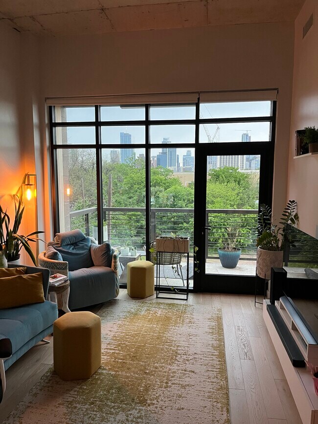 Ventanas que van desde el suelo hasta el techo. - 1501 E 4th St