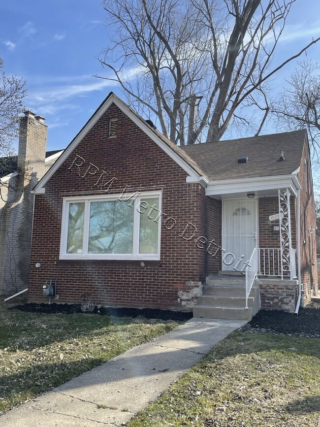 Building Photo - UPDATED BRICK BUNGALOW