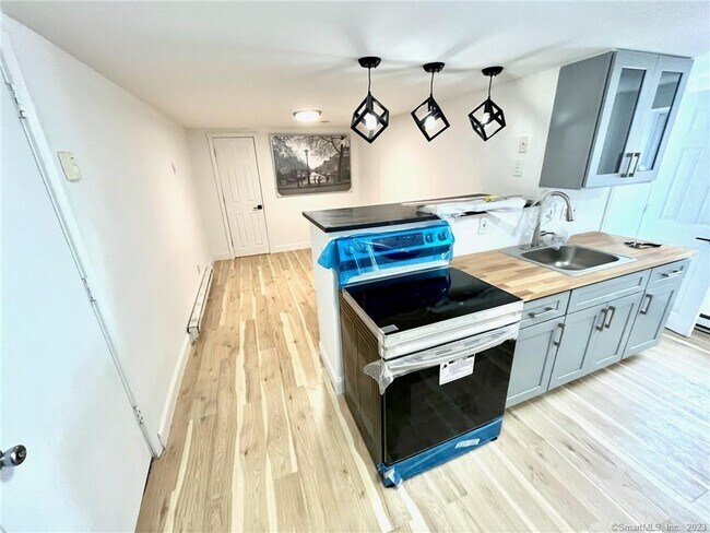 Building Photo - 546 Main St