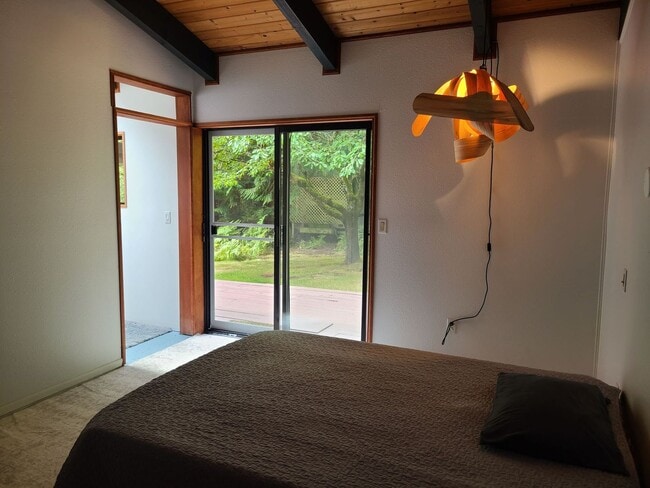 Foto del edificio - Lovely Home on 5 Acres Near the Water in R...