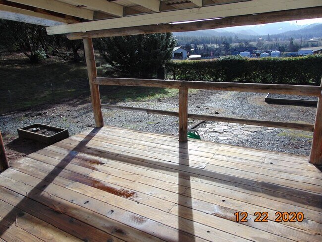 Building Photo - Ruch area 3-bedroom 2-bath home on acreage