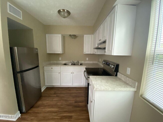 Foto del edificio - 6413 Winona St