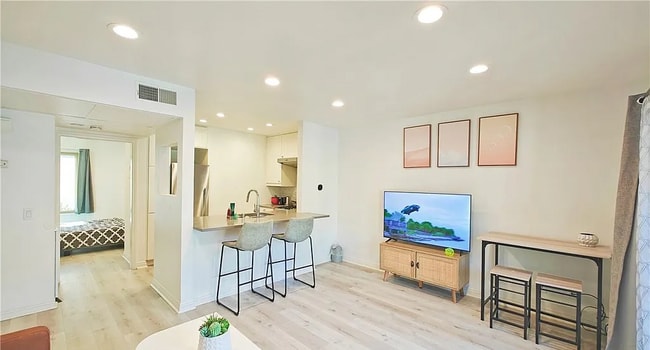 Building Photo - Discover this stunning 1-bedroom, 1-bath e...