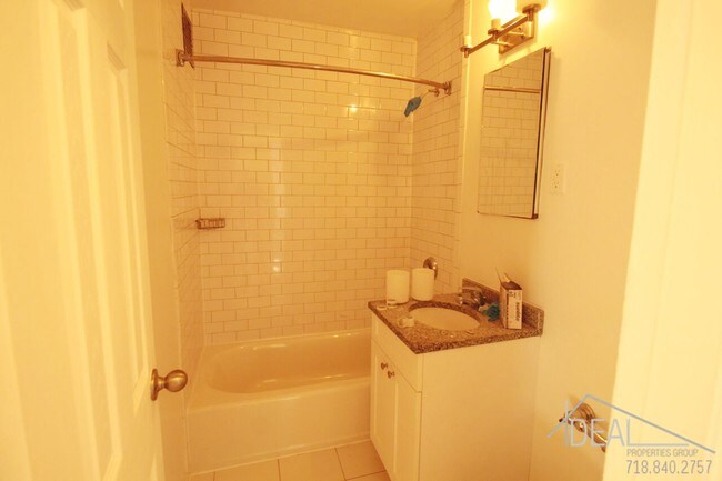 Foto del edificio - 2774 E 12th St