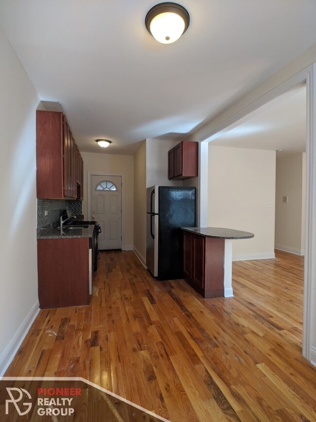 Building Photo - 630 W Cornelia Ave