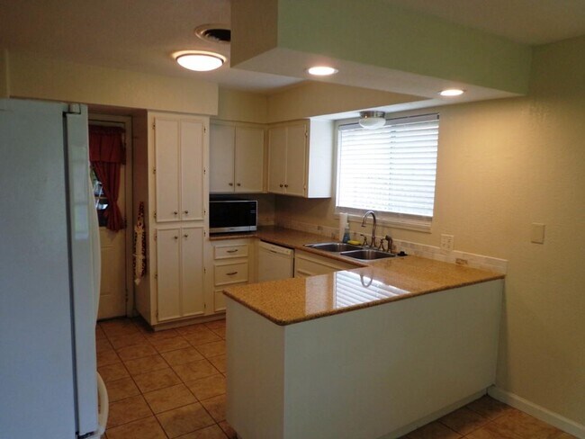 Building Photo - 224 Meadowlawn St
