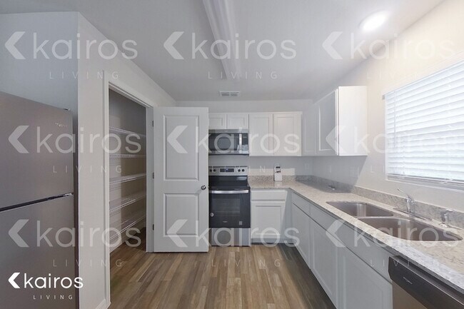 Foto del edificio - 1813 Lawn Ave
