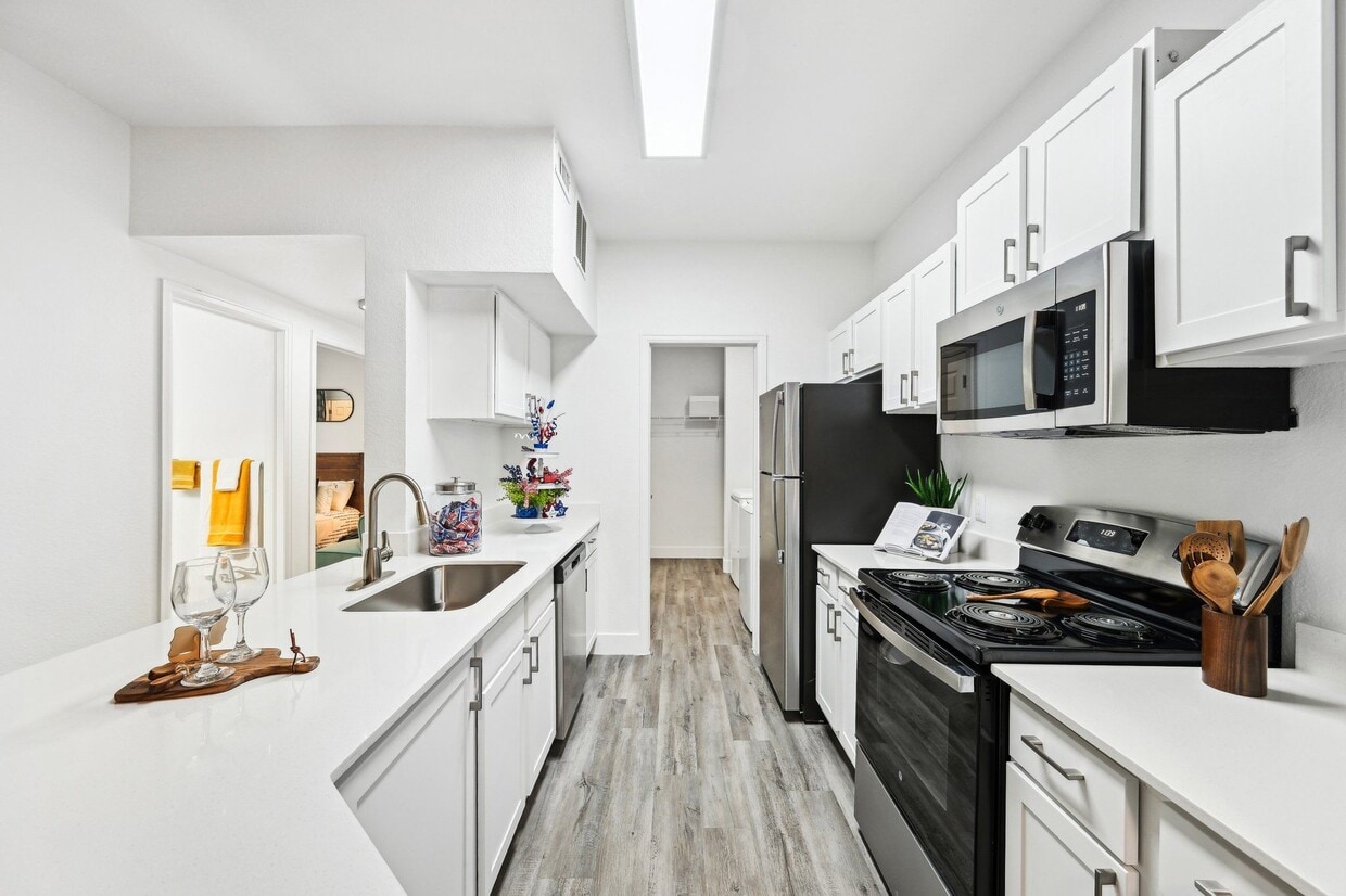 Primary Photo - Stone Cliff Apartments