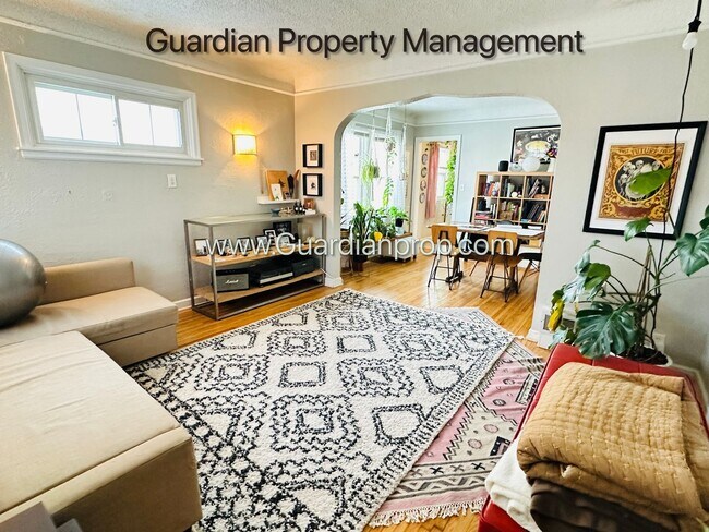 Foto del edificio - South Minneapolis Side by Side, Laundry, Dishwasher, Fenced Yard, Storage,  1 Car Garage available,