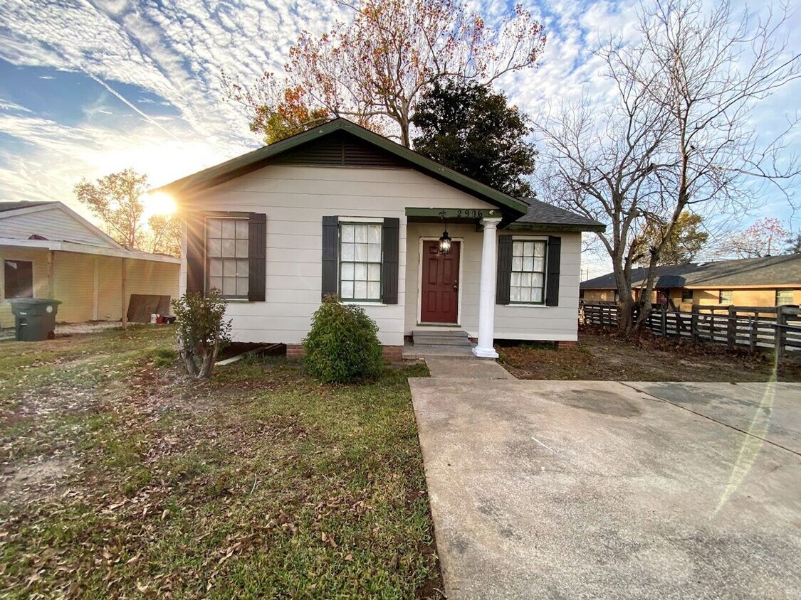 Primary Photo - Remodeled 2-Bedroom Home with Modern Ameni...