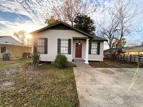 Building Photo - 2906 Warren Ave