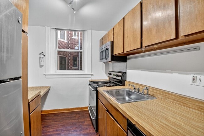 Building Photo - Available Now! 2Bd / 1.5Ba in the Heart of Adams Morgan!