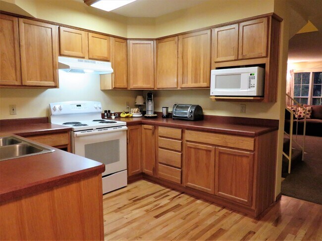 Foto del edificio - $2,670.95 with $500 Off the first month's rent, 3 Beds - 3 Baths, Townhouse in Lakewood with Cent...