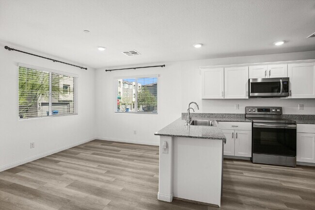 Foto del edificio - Beautiful 3 BR 2.5 BA Townhouse built in 2020 off the Las Vegas Strip