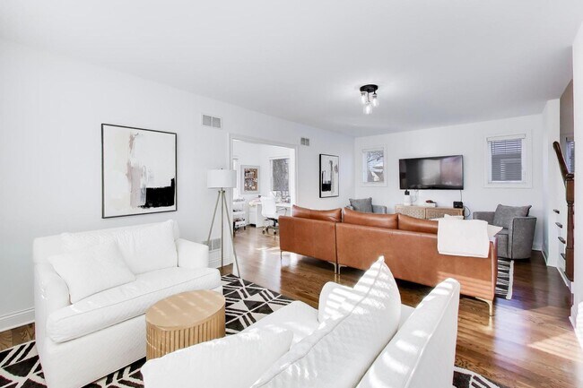 Building Photo - 229 N Myrtle Ave