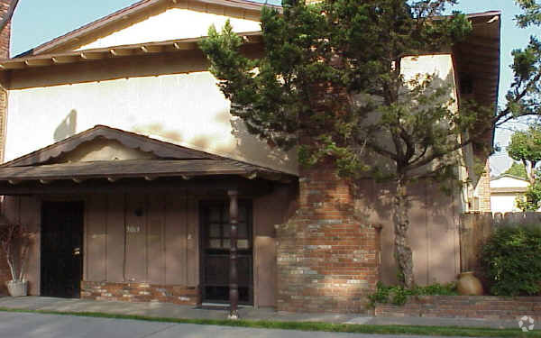 Building Photo - Fourplex