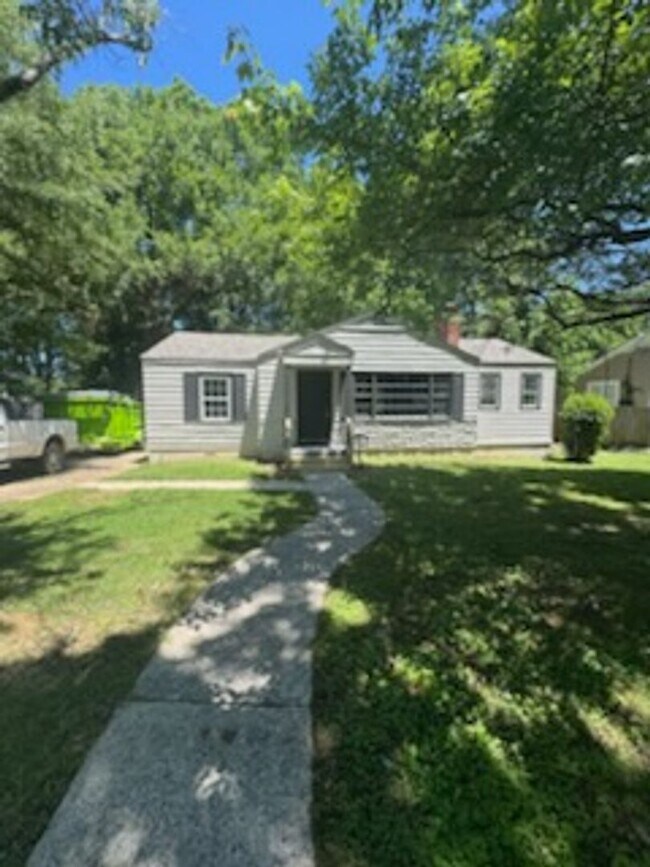 Foto del edificio - Spacious 3-Bedroom Home with 1-Car Garage