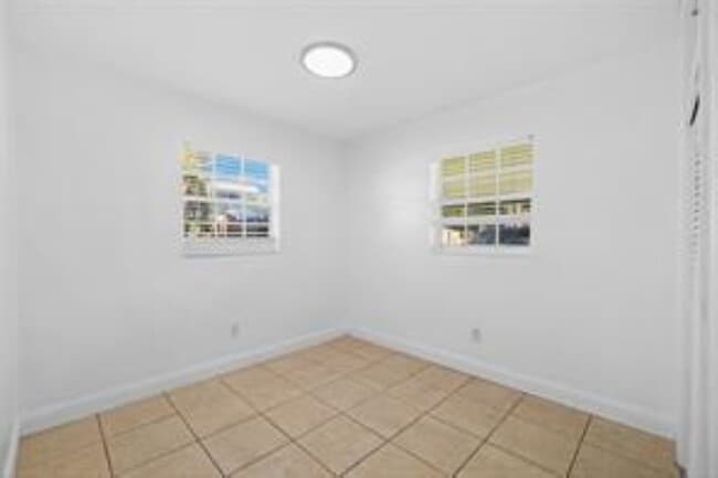 Building Photo - 1017 NE 23rd Dr