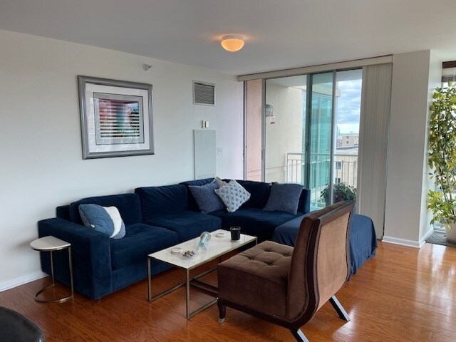 Foto del edificio - 1640 Maple Ave