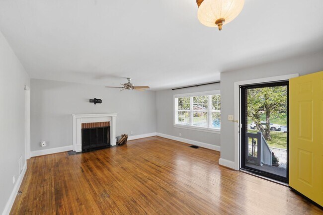 Foto del edificio - Charming 2BR Home with Modern Updates in Prime Charlotte Location