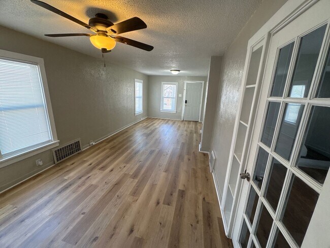 Building Photo - Charming 3-Bedroom Home w/ Sunroom, Spacio...