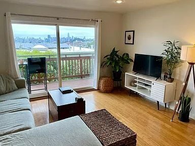 Building Photo - "Charming 1-Bedroom Sanctuary in San Francisco's Vibrant Heart - 600 Sq Ft of Cozy Comfort!"