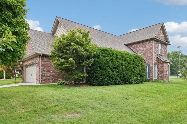 Building Photo - Renovated 3 Bed, 2.5 Bath Home w/ 2 Car Ga...