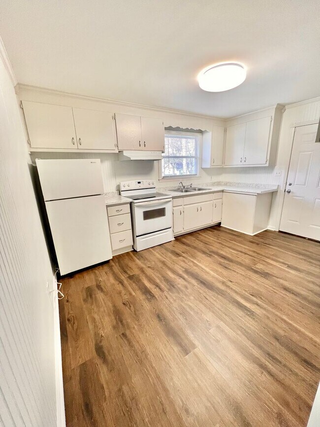 Photo - Available Now! 2 bed 1 bath Duplex in Madi... House