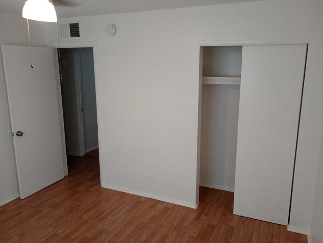 Foto del edificio - N Cameron Dr