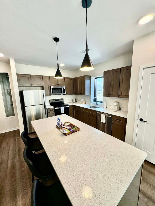 Building Photo - Fully Furnished 1 Bed with Den or Second Bedroom - Utilities Included!