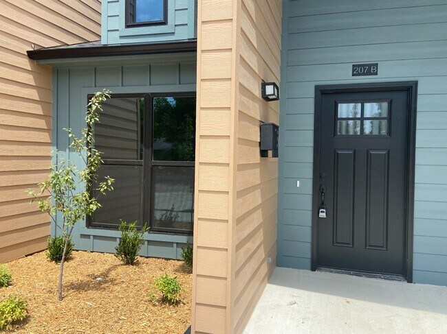 Foto del edificio - 207 E 3rd St