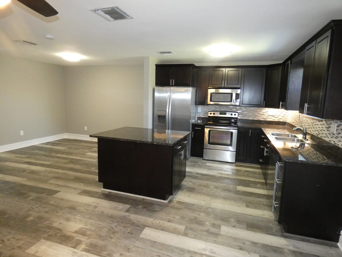 Foto principal - 14212 NE 4th Ave