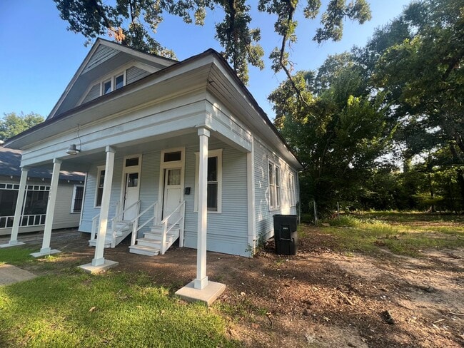 Building Photo - Section 8/Housing Voucher Accepted. First ...