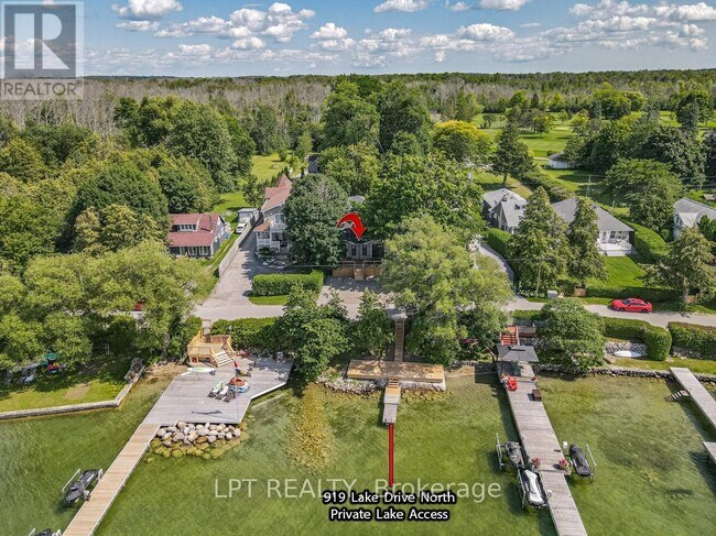Photo du bâtiment - 919 Lake Dr N