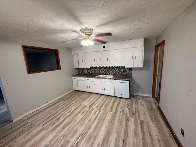 Foto del edificio - Three Bedroom Two Bath Home in Huntington