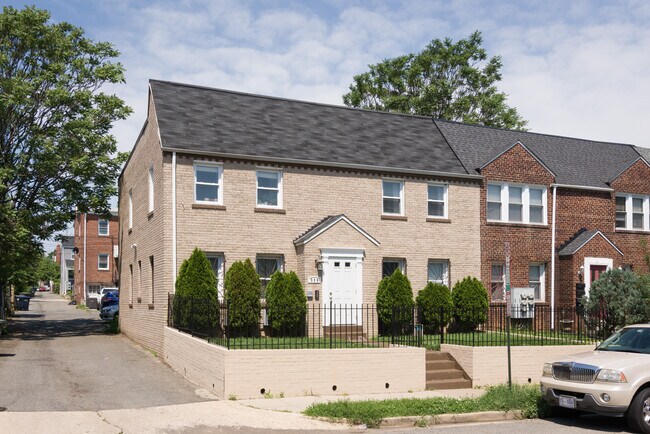 Building Photo - 308 18th Pl NE