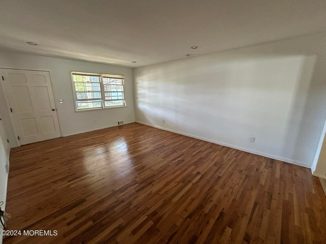 721 Burnt Tavern Rd Unit Apt D, Point Pleasant, NJ 08742 Room for