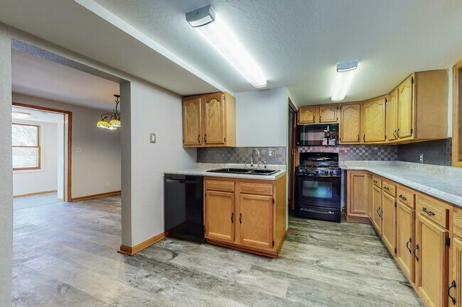 Building Photo - 540 6th St W