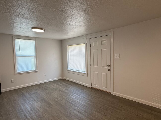 Building Photo - 1 Bed 1 Bath home with fenced yard and a s...