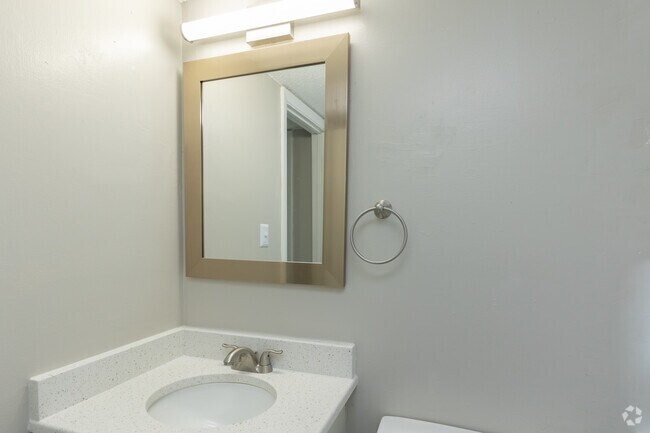 2 habitaciones, 1 baño, 780 pies cuadrados, renovado, baño - The Glade