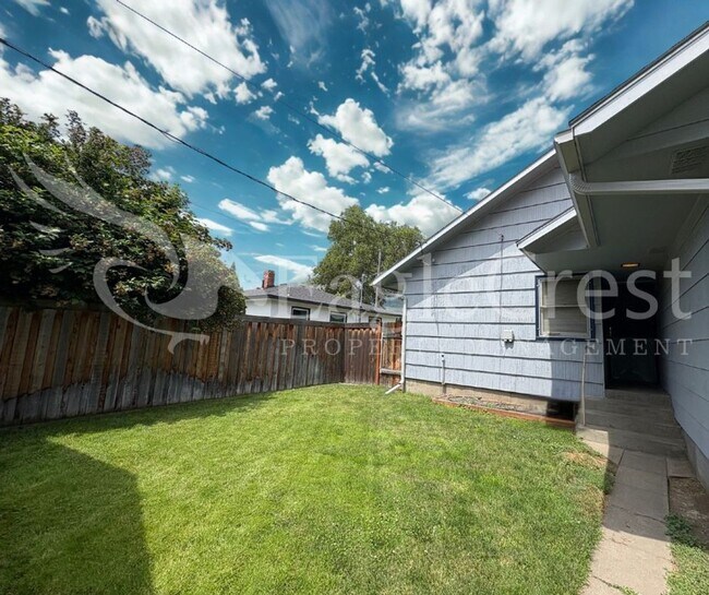 Foto del edificio - Three Bedroom, Two Bathroom House with Fenced Yard and Outdoor Fireplace