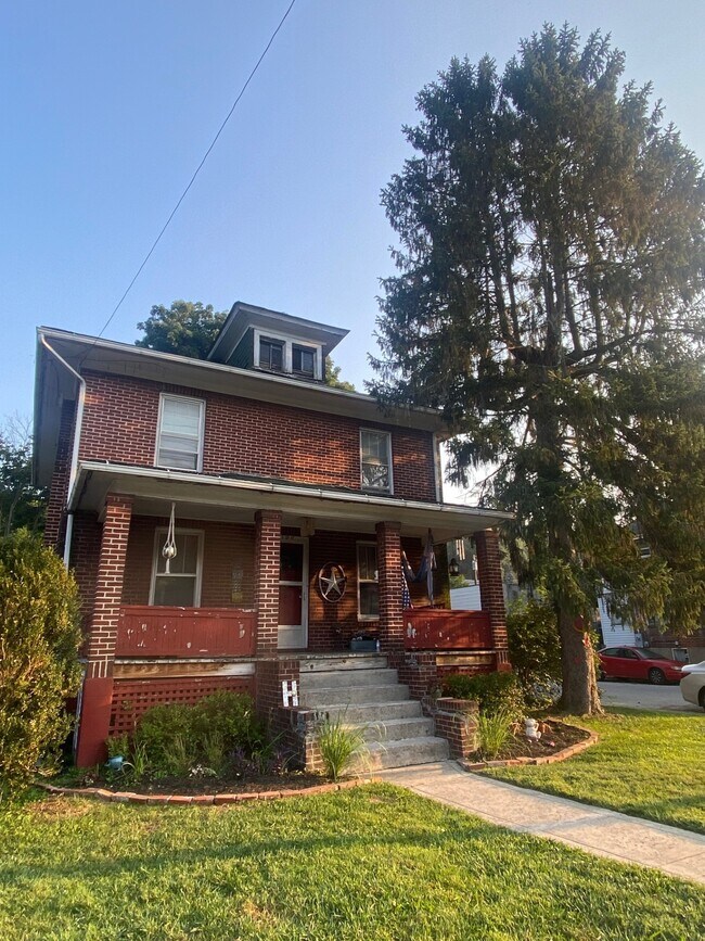 Foto del edificio - 1100 College Ave