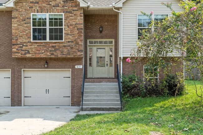 Building Photo - Pet Friendly Four Bedroom with Basement!