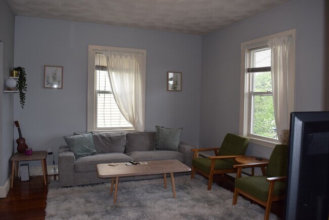 Foto del edificio - 120 Paul Revere Rd