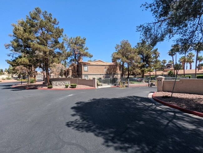 Foto del edificio - 240 Mission Catalina Ln