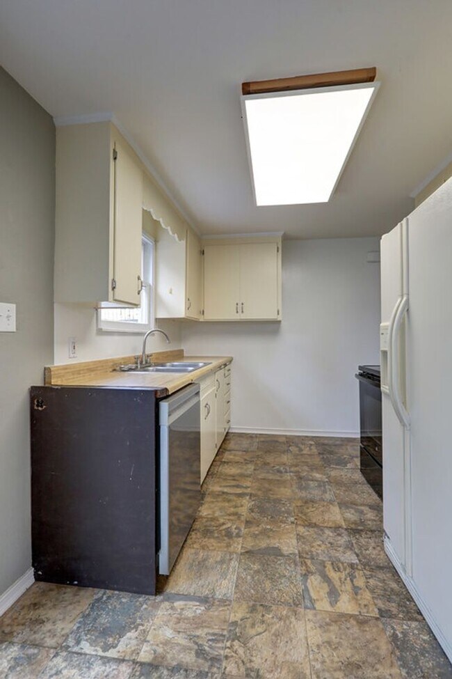 Foto del edificio - 3244 46th Ave SW