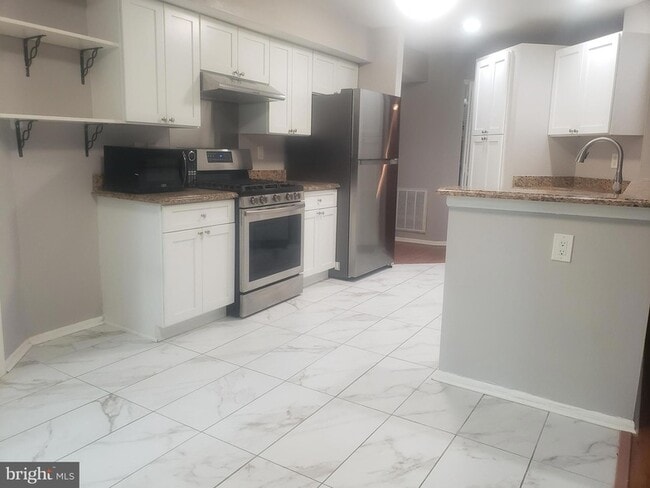 Building Photo - 5032 Beech Ct